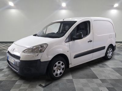 la camionnette blanche est garée sur le sol en damier d'une pièce
