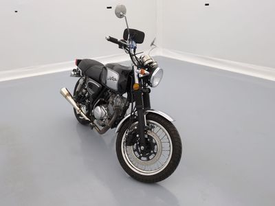une moto posée à même le sol dans une pièce