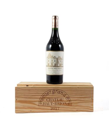 une bouteille de vin posée sur une caisse en bois