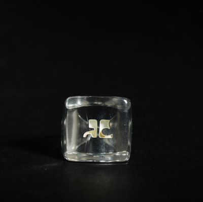 un objet en verre transparent sur lequel figure un logo blanc et jaune