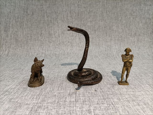 Trois sujets en bronze : « Cochon » (long :5,5), serpent (Haut : 