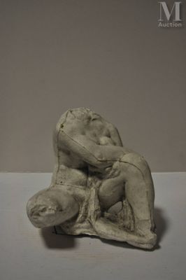 une petite statue représentant un homme assis sur une table