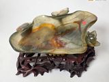 une photo d'une sculpture représentant une coquille de palourde posée sur un socle