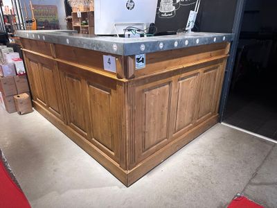 un comptoir sur lequel est posé un ordinateur portable, dans un magasin