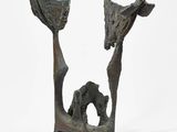 sculpture représentant deux arbres avec un rocher au milieu