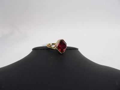 SONIA RYKIEL, bague en métal doré et pierre rouge avec pocho…