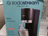La collection SodaStream se trouve dans la boîte posée sur la table.