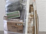 une pile de boîtes sur une palette dans un entrepôt