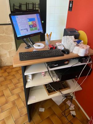 un bureau d'ordinateur équipé d'un écran et d'un clavier