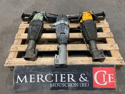 deux marteaux électriques posés sur une palette en bois