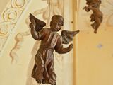 deux statues d'anges suspendues au plafond d'un immeuble