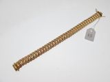 Gros plan sur un bracelet en or portant une étiquette