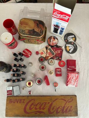 COCA-COLA. Ensemble d'objets publicitaires comprenant brique…