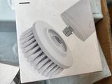 une boîte de brosses de nettoyage et une boîte de chiffons de nettoyage