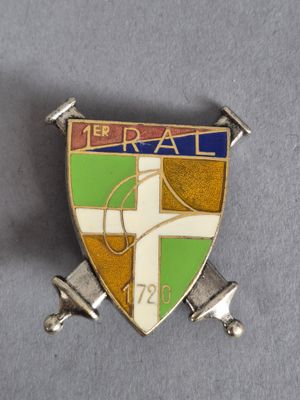 une image représentant un insigne orné d'une croix et d'un bouclier
