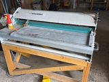 une machine posée sur une table dans un garage