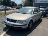 une voiture argentée garée dans un parking à côté d'un bâtiment