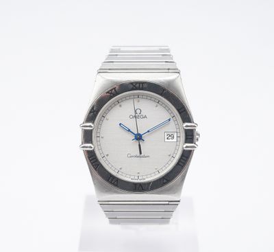 une image d'un gros plan d'une montre-bracelet sur une surface blanche