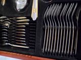 plusieurs fourchettes et cuillères dans un étui sur la table