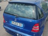 une voiture bleue garée dans un parking