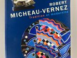 un livre bleu sur lequel figure l'image d'un bateau