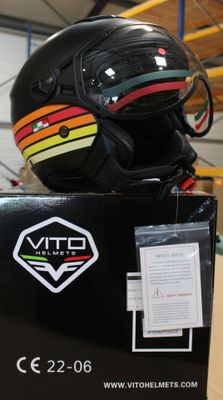 un casque posé sur une boîte