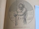une photo d'un livre sur laquelle figure un homme tenant un autocollant