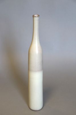 une bouteille blanche contenant un peu de lait