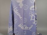 le dos d'une chemise bleue ornée de fleurs blanches