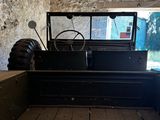 un camion noir avec un gros pneu à l'arrière