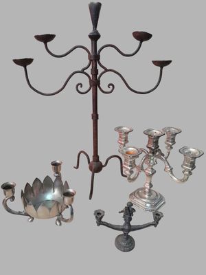 Lot de Quatre Bougeoirs en Métal Argenté et Fer Forgé