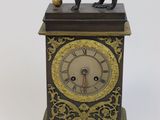 une petite horloge surmontée d'un lion