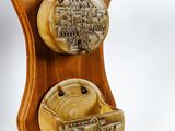 une plaque en bois sur laquelle figurent une théière et une tasse à côté