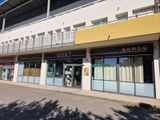 des immeubles surmontés de balcons, par une journée ensoleillée