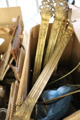 de nombreuses cuillères et cuillères-couteaux dans une boîte