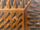 une peinture représentant un bouquet de pointes accrochée au mur