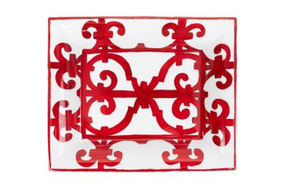 un gros plan d'une assiette rouge et blanche sur fond blanc