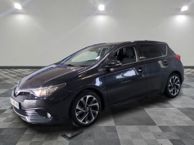 La Toyota Sienna 2017 est garée sur un sol en carrelage à damier.