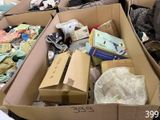 de nombreux cartons de vêtements et d'autres objets dans une pièce