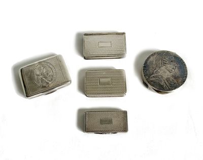 quatre types différents d'objets en métal argenté sur un fond blanc