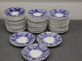 beaucoup d'assiettes bleues et blanches posées sur une table