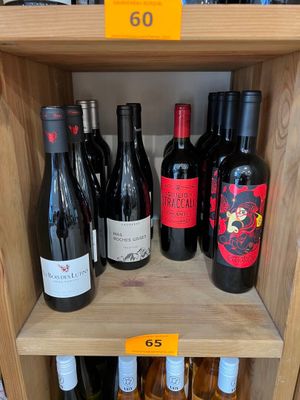 de nombreuses bouteilles de vin sur les étagères du magasin