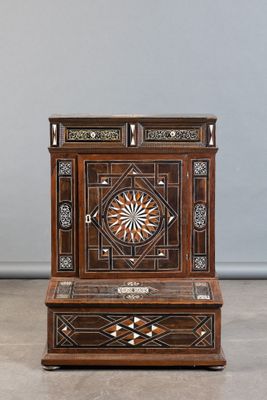 un petit meuble en bois orné d'un motif décoratif