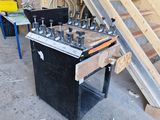 une table sur laquelle se trouvent de nombreux outils