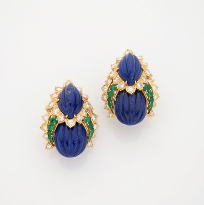 une paire de boucles d'oreilles en lapis-lazuli et émeraude
