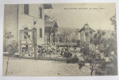 une vieille photo d'un bâtiment où l'on voit plein de gens