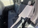 les sièges arrière d'une voiture sont vides sur un parking