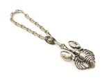 un gros plan d'un collier en argent orné d'un homard