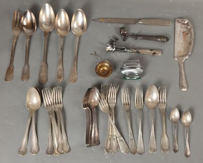 beaucoup de cuillères, fourchettes et couteaux en argent sur la table