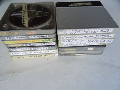 quatre DVD empilés les uns sur les autres sur une table